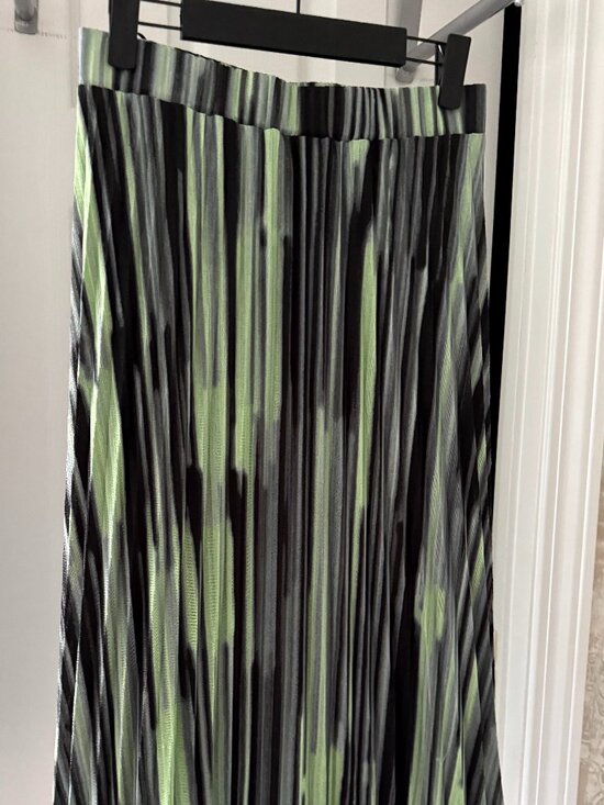 DKNY Dresses & Skirts - DKNY Pleated Midi Skirt - XL